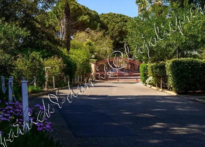 Magnifique Parc de la Presqu\'île avec Piscine et Plage face à Porquerolles !