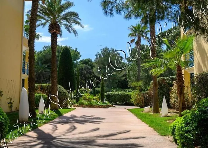 Magnifique Parc de la Presqu\'île avec Piscine et Plage face à Porquerolles !