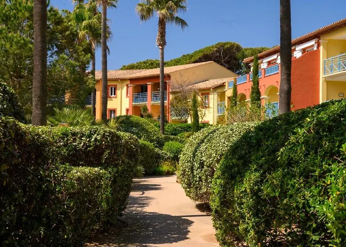 Magnifique Parc de la Presqu\'île avec Piscine et Plage face à Porquerolles !