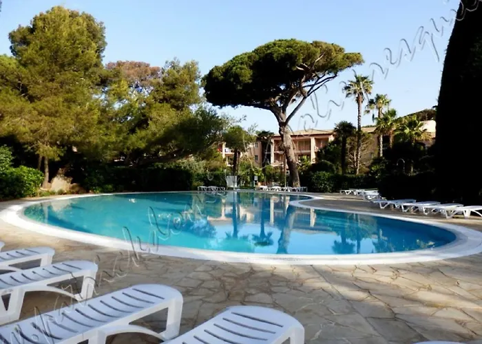 Magnifique Parc De La Presqu\'Ile Avec Piscine Et Plage Face A Porquerolles !